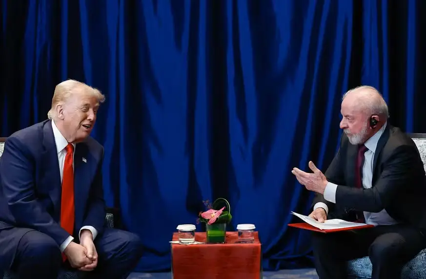 Lula leva a Trump pasta vermelha com dossiê sobre tarifas e sanções; entenda o que o Brasil quer