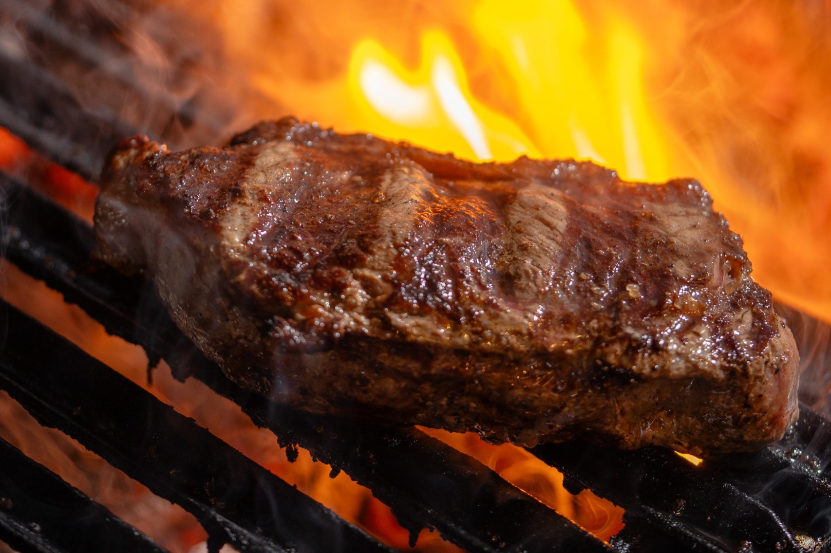 Carbone Steakhouse apresenta o Menu do Fogo, novo cardápio de almoço inspirado na parrilha Carbone Steakhouse apresenta o Menu do Fogo, novo cardápio de almoço inspirado na parrilha