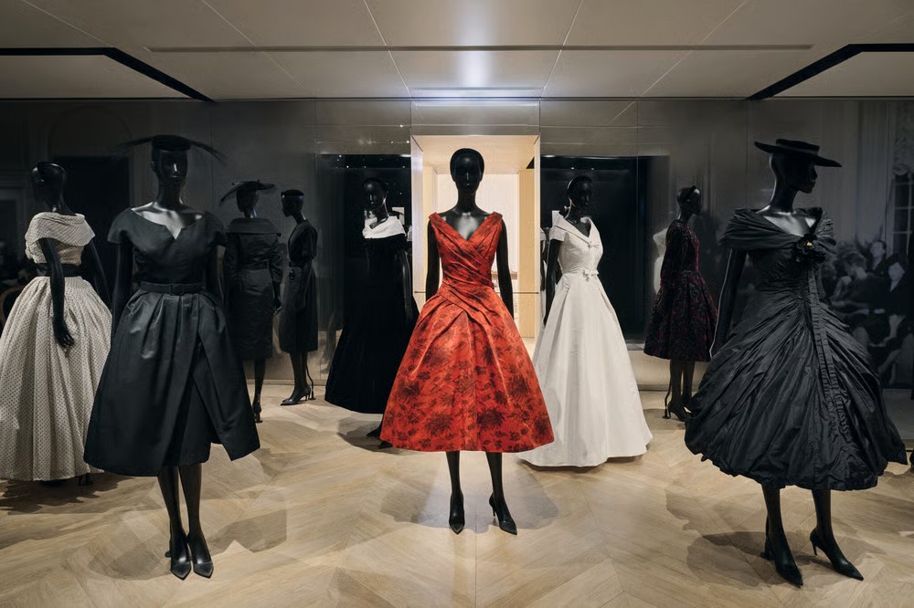 Exposição inédita revela acervo secreto de Azzedine Alaïa com peças históricas da Maison Dior em Paris