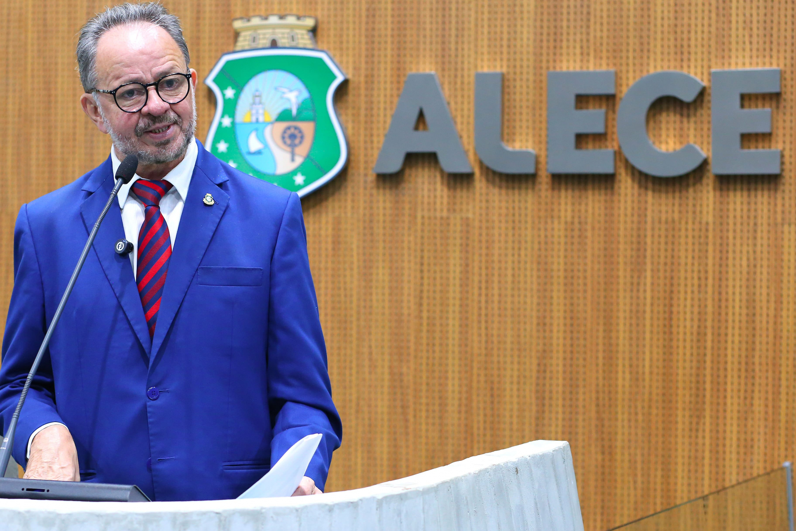 Ceará pode criar política de medicamentos veterinários gratuitos por indicação de Acrísio Sena