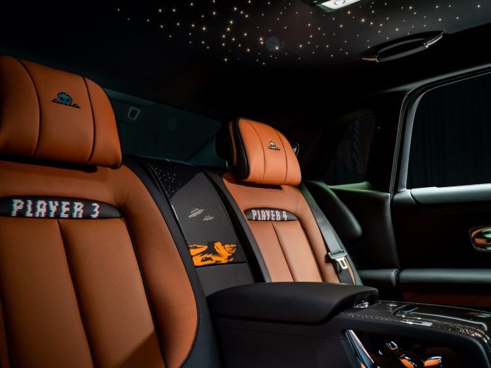 2. Black Badge Ghost Gamer Interior Rear Waterfall 711x533 Rolls Royce Transforma Nostalgia Gamer Em Luxo Sob Medida