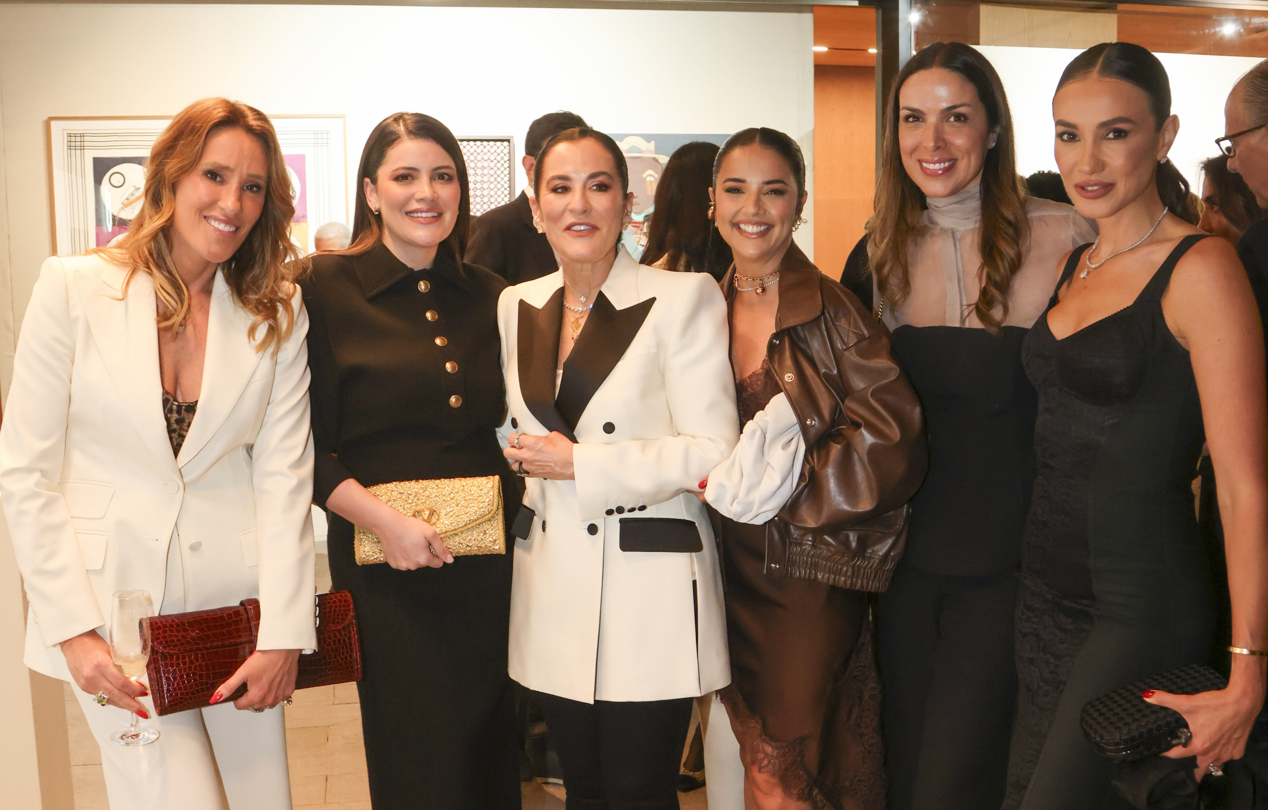 Bola autografada por Pelé e experiência com Karla Felmanas movimentam o 1º Leilão do Bem