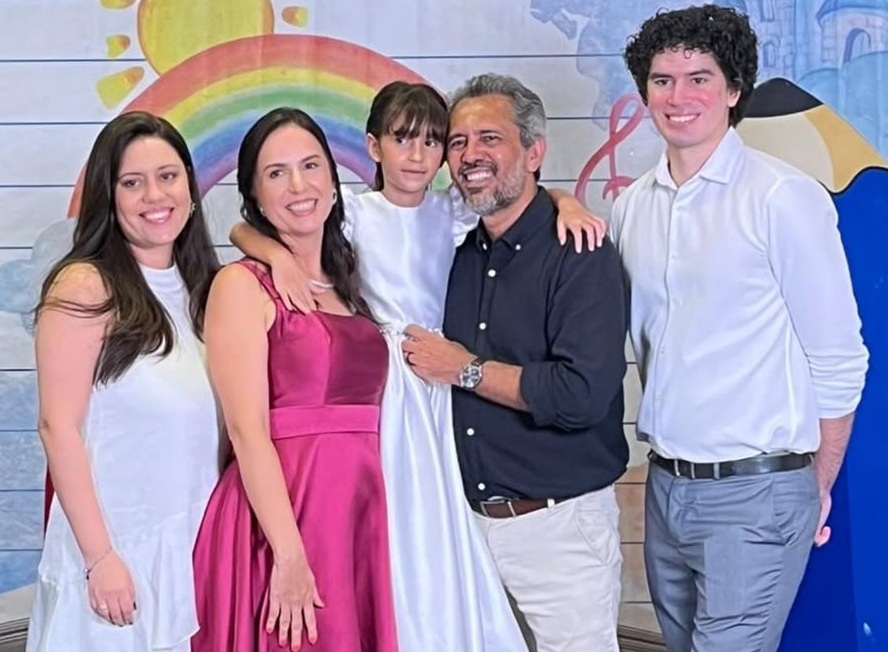 Maria Beatriz, filha caçula de Elmano e Lia de Freitas, celebra festa de ABC na capital cearense