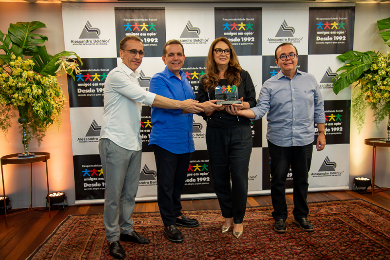 Arte transformadora - Exposição Amigos em Ação abre temporada de arte e solidariedade na Alessandro Belchior Imóveis