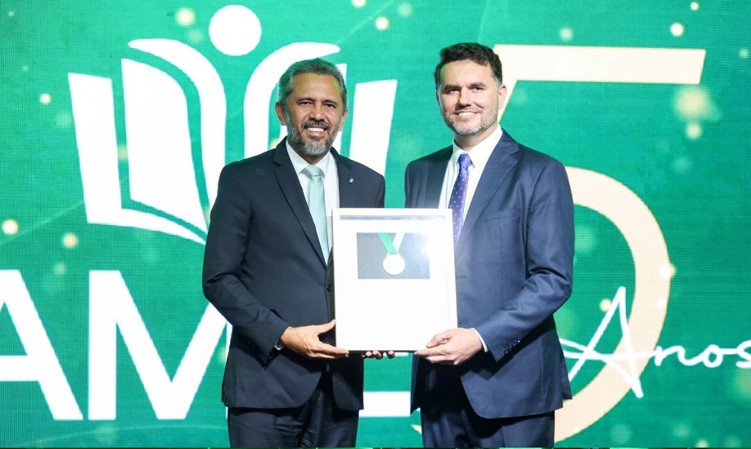 Governador Elmano recebe prêmios AMIES e Lúcio Costa em cerimônias na Capital Federal