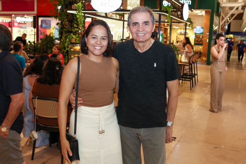 Estreia gourmet - Manuela e Nagib Acário inauguram quiosque da Manu Pães Artesanais no Eusébio