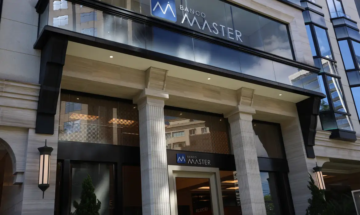 Especialistas alertam para golpes em ressarcimentos do Banco Master