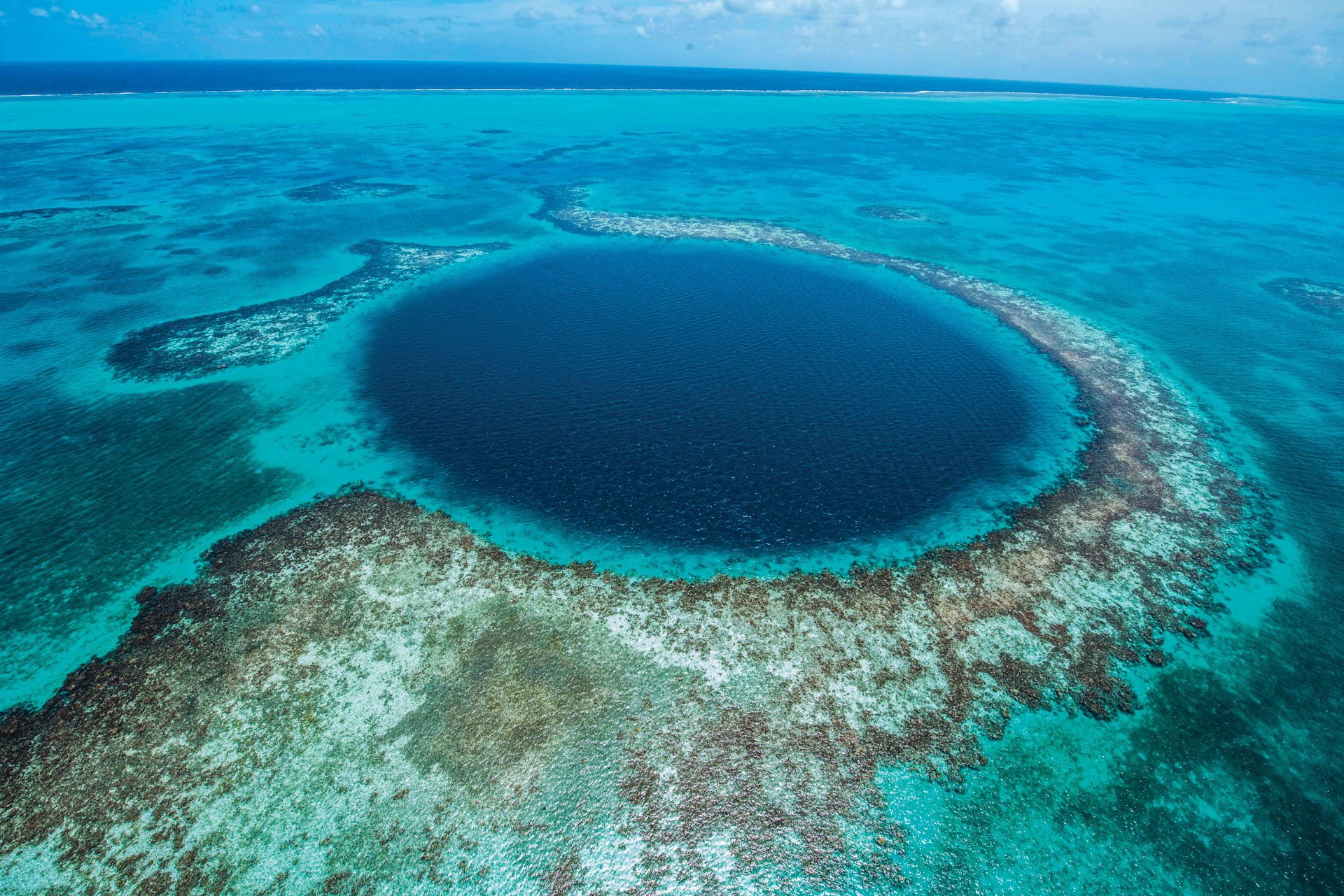 Sobrevoo do Great Blue Hole oferece nova perspectiva sobre o ícone natural de Belize