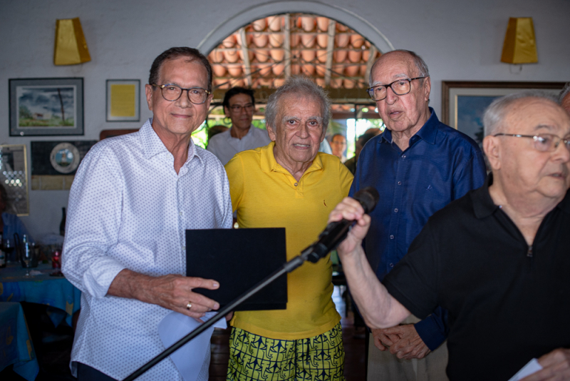 Escola Unidos do Natal - Lúcio Brasileiro homenageia Beto Studart com o diploma José Pompeu de Vasconcelos em seu almoço de fim de ano