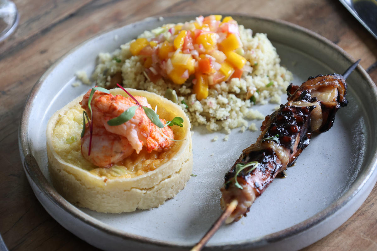 Brunch barbecue do Santa Teresa MGallery une brasa, frescor e pâtisserie autoral