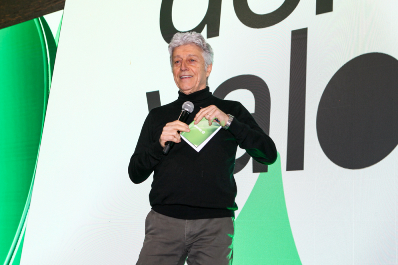 Noite inspiradora - Caco Barcellos conduz encontro do Sicredi Veredas com palestra sobre o impacto da cooperação