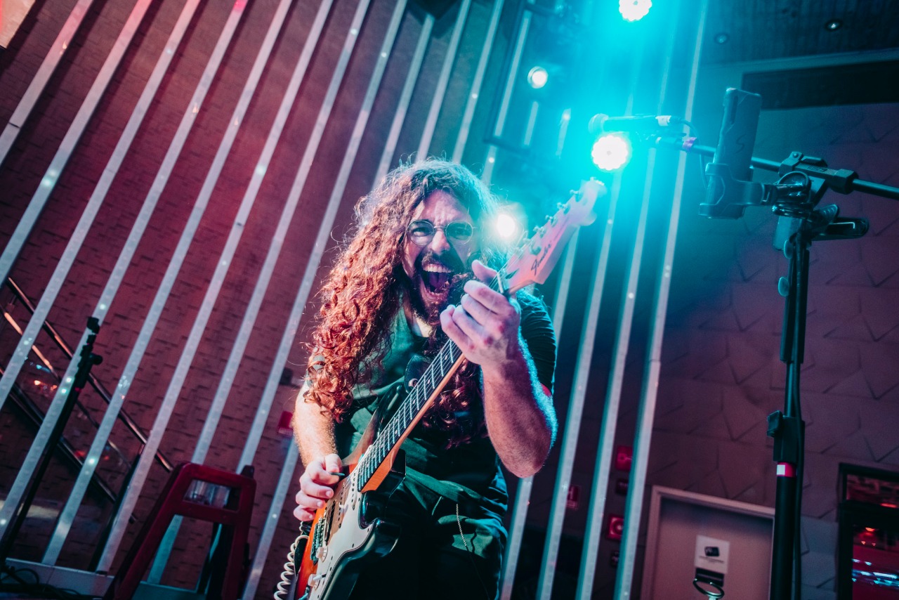 Caike Falcão e banda O Verbo agitam o sábado (8) na Vila Azul do Mar, no Beach Park