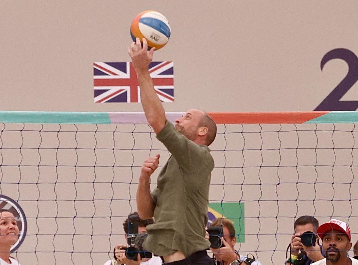 Príncipe William vive dia carioca com futebol, vôlei e acenos