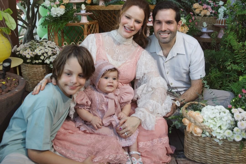 Paulinha Sampaio e Felipe Queiroz Rocha festejam os 10 meses de Lourdes Maria