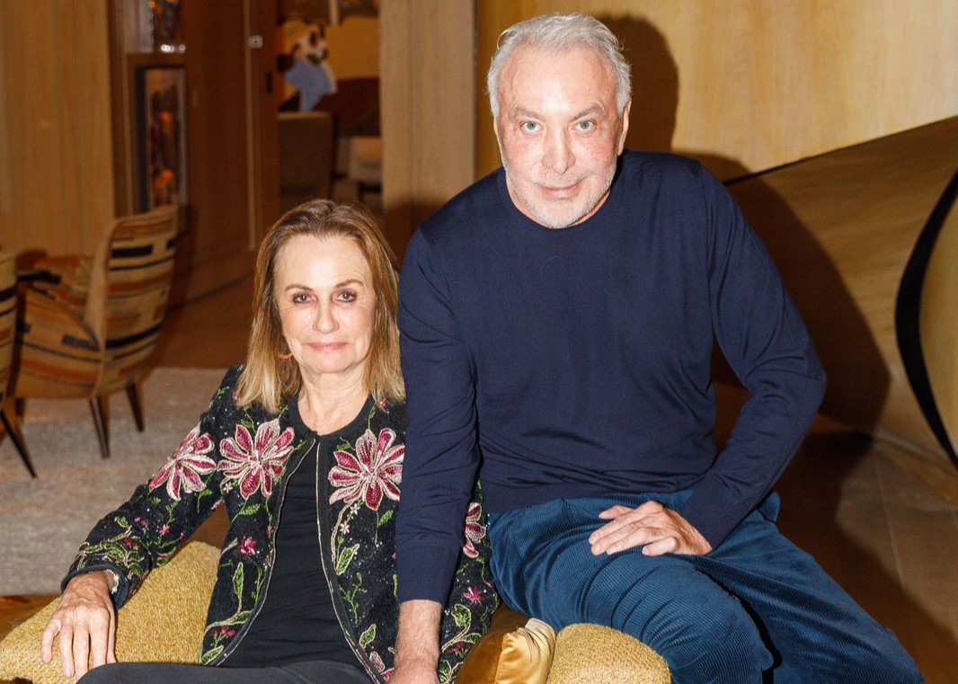 Sig Bergamin e Murilo Lomas recebem Georgina Brandolini em jantar no novo apartamento em SP