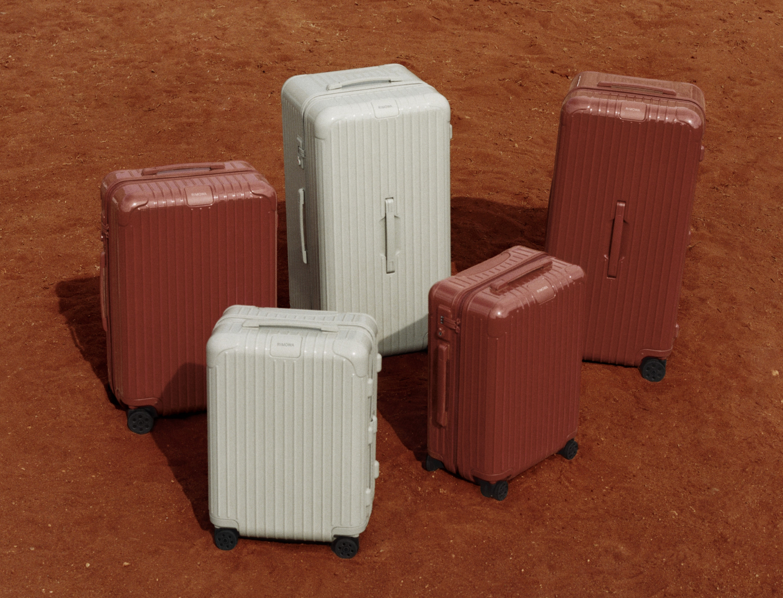 Novos tons clay e terracotta chegam à linha Essential da Rimowa