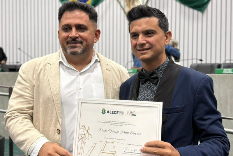 Pianista Paulo Rodrigo é homenageado na Alece em sessão dedicada ao Dia do Músico