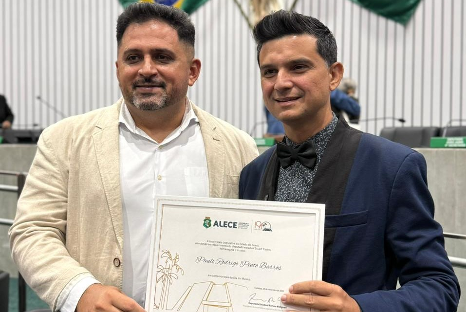 Pianista Paulo Rodrigo é homenageado na Alece em sessão dedicada ao Dia do Músico