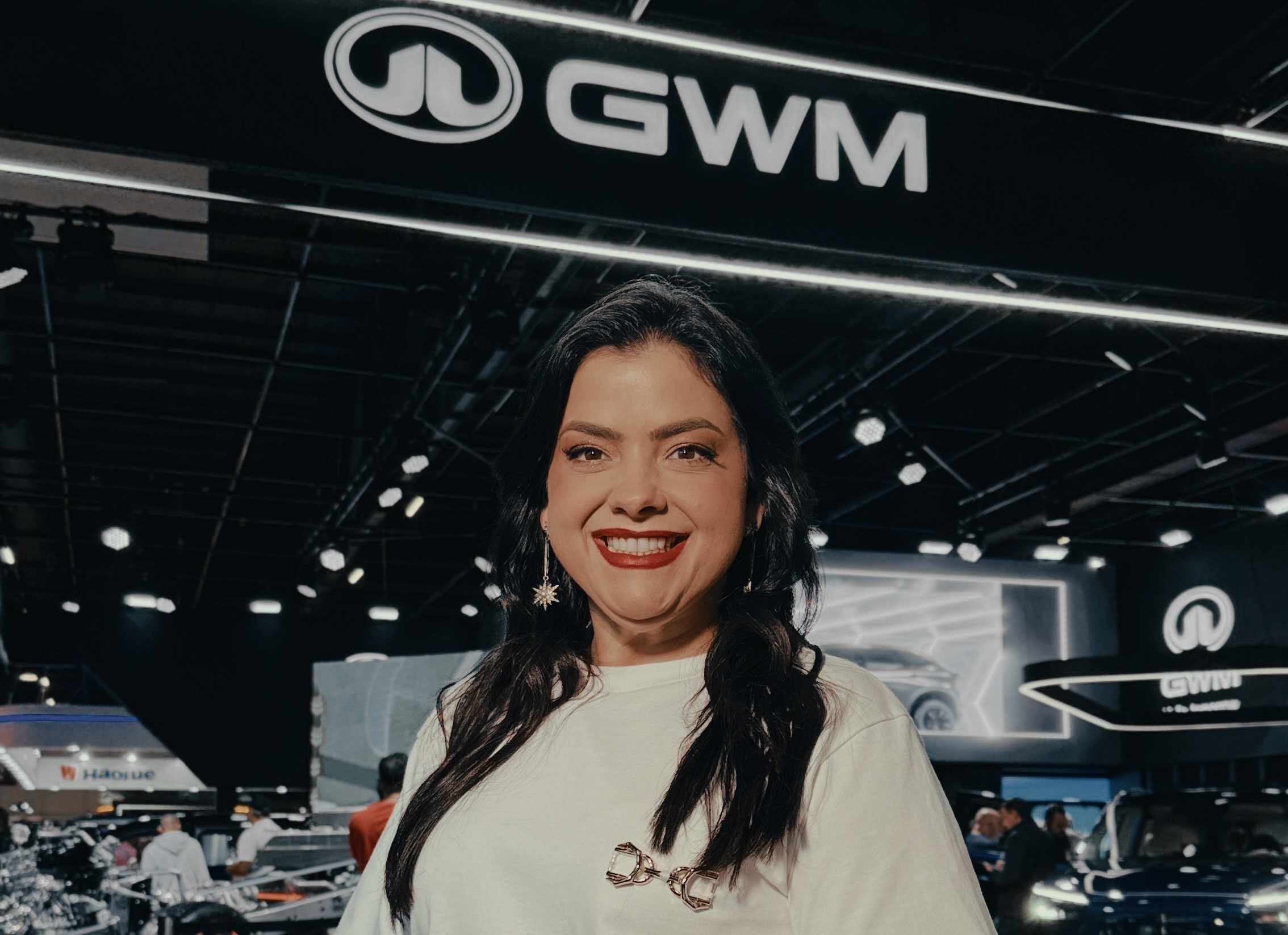 Vivi Almada explora tendências da GWM Brasil no Salão do Automóvel de São Paulo