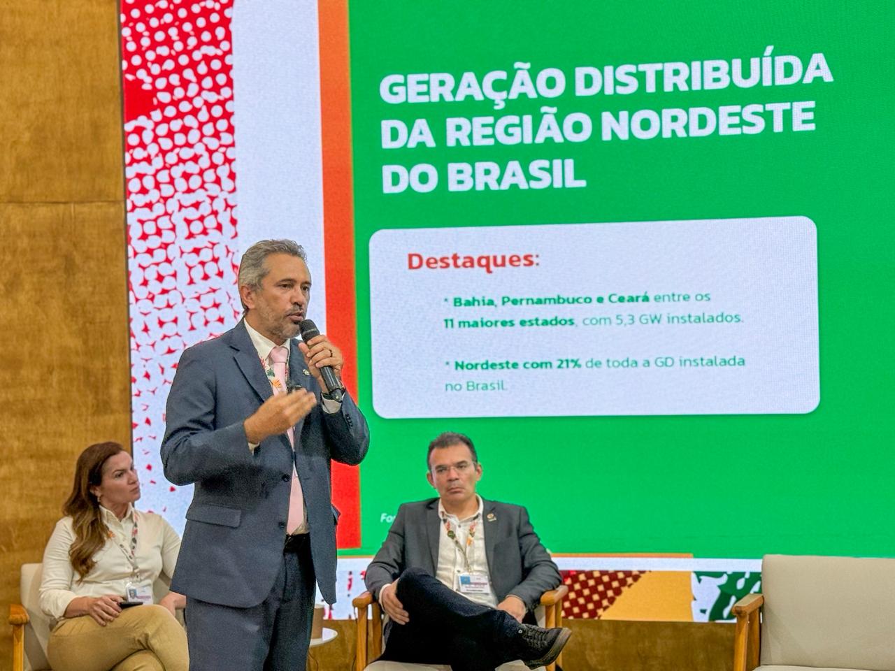Elmano de Freitas apresenta na COP30 avanços do Ceará em energias limpas e H2V