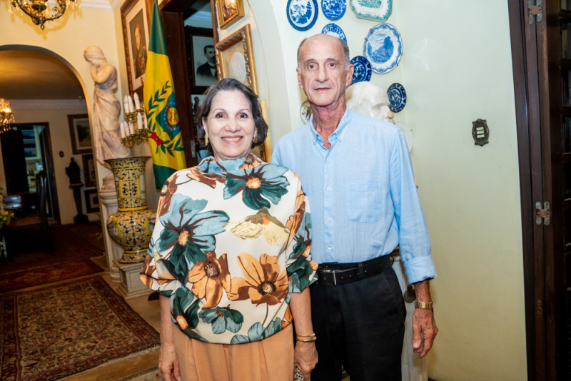 Tradição e história - Mirian e João Batista Holanda recebem Dom Bertrand de Orleans e Bragança em jantar dedicado a Dom Pedro II