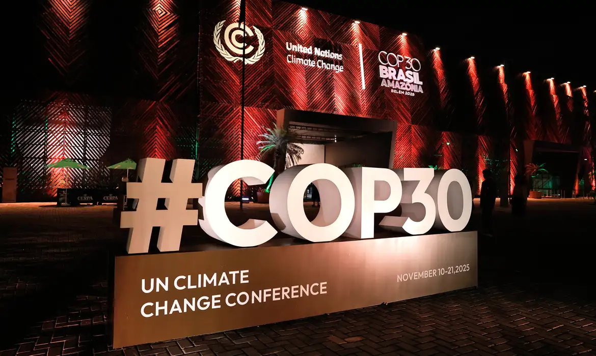 COP30 termina com avanços limitados e impasses sobre combustíveis fósseis