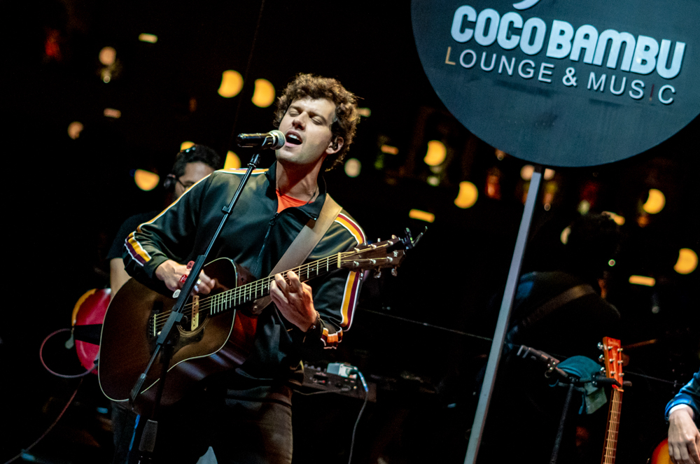 Cantor e compositor Davi Cartaxo lança novos singles em apresentação no Coco Bambu Iguatemi