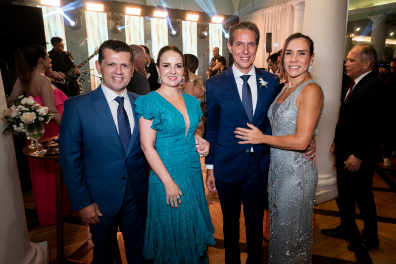 FESTA MEMORÁVEL - Lúcio Alcântara Neto e Giselle Furtado trocam alianças em cerimônia na Igreja do Líbano