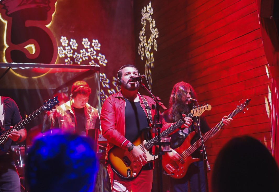 Fets Domino comanda show em tributo a Bon Jovi no Pub 5 Elementos