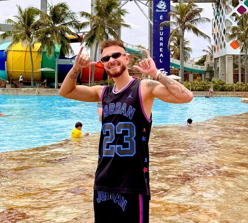 Apresentador Fred Bruno e amigos se aventuram nas atrações do Beach Park