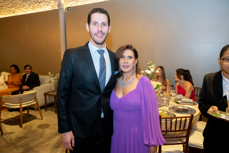 Chuva de Arroz - Milla Twardy e Michel Ferraz selam união em cerimônia na Igreja do Líbano