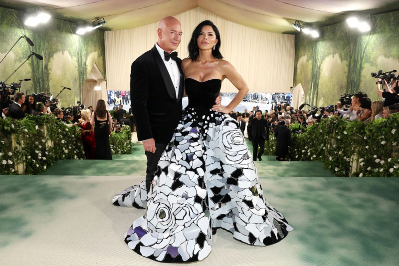 Jeff Bezos e Lauren Sánchez assumem o patrocínio do Met Gala e abrem debate sobre o futuro do evento