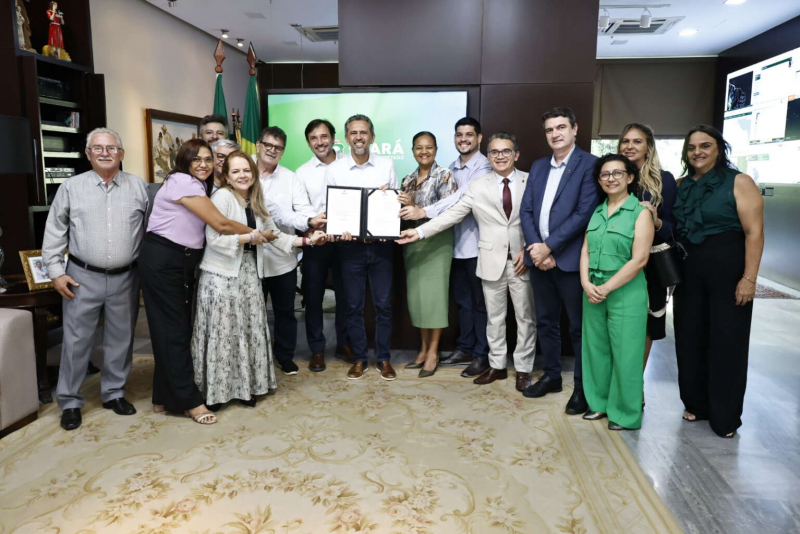 Elmano sanciona lei de reestruturação da carreira técnico-administrativa das universidades estaduais