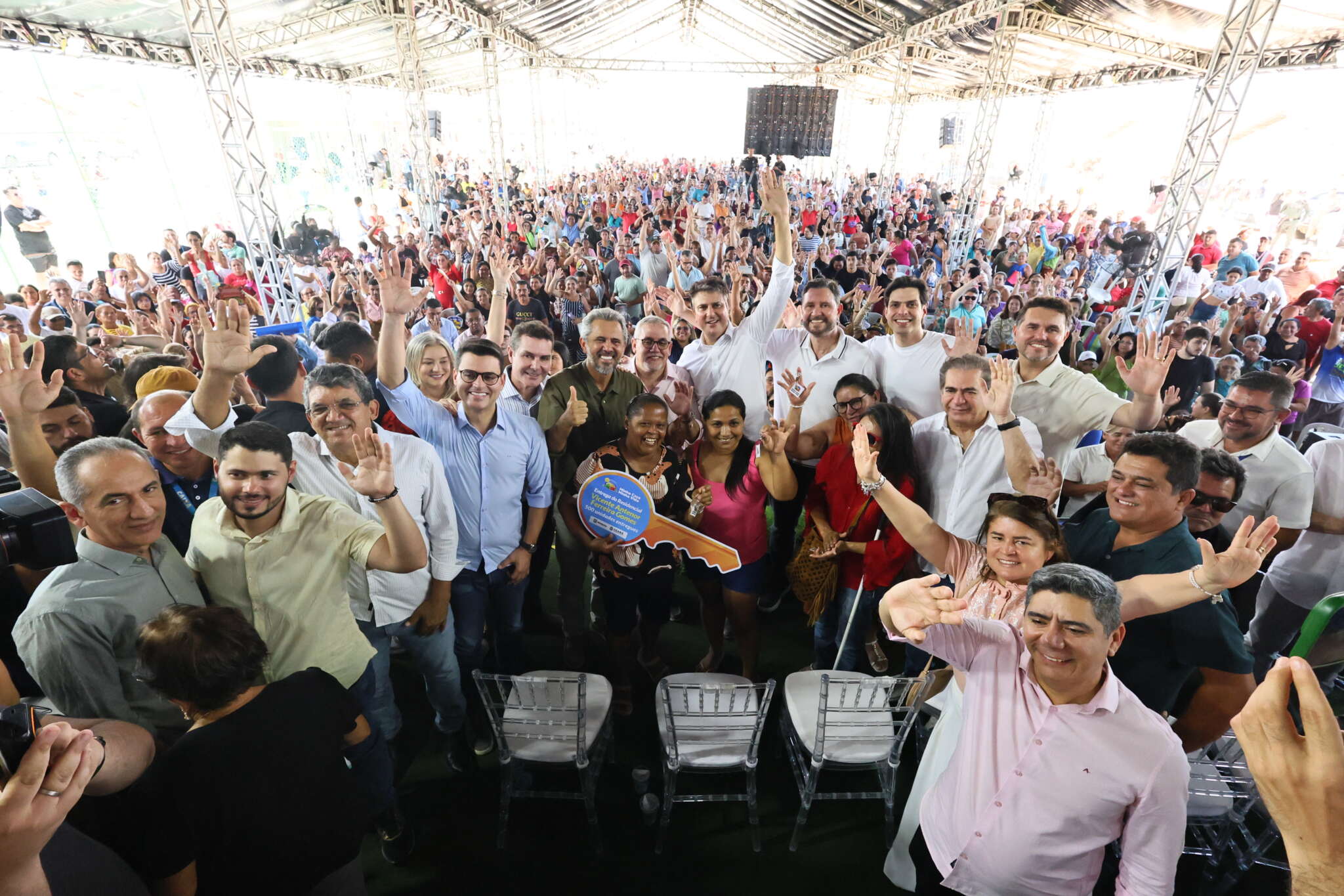 500 famílias de Itapipoca recebem novas moradias em cerimônia com Elmano, ministros e deputados