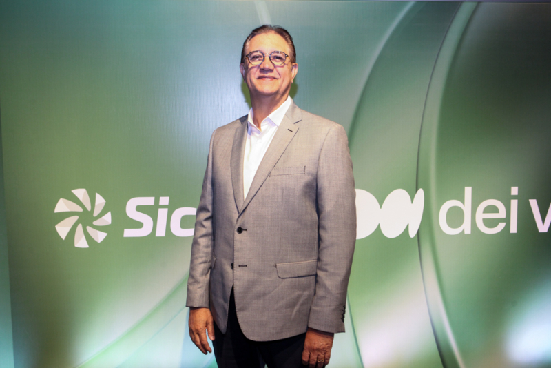 Noite inspiradora - Caco Barcellos conduz encontro do Sicredi Veredas com palestra sobre o impacto da cooperação