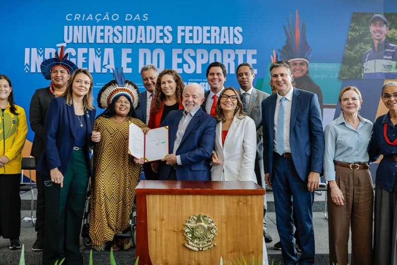 Hoje é Um Dia Especial. Junto Aos Ministros @camilosantanaoficial , @guajajarasonia E @andre Fuf