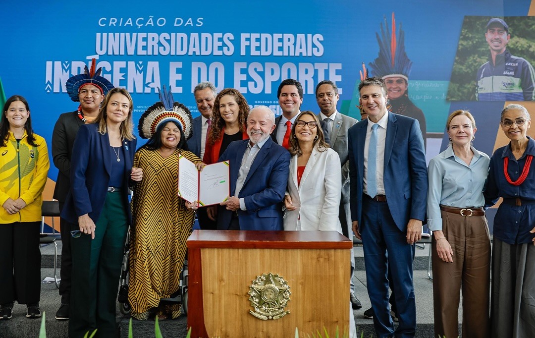 Ao lado de Lula, Camilo Santana comemora o lançamento das Universidades Indígena e do Esporte