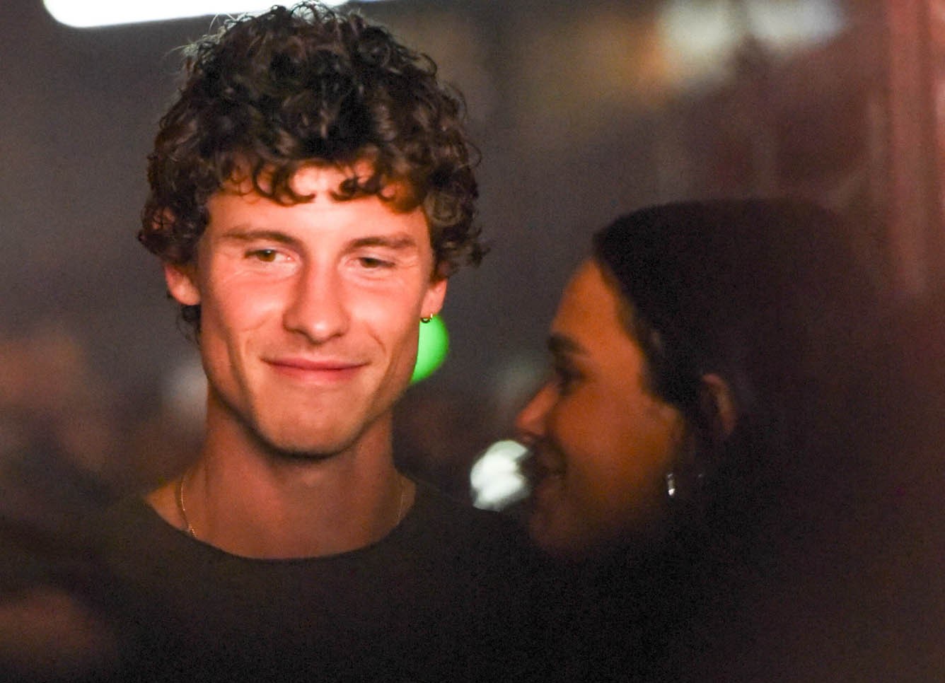 Shawn Mendes e Bruna Marquezine movimentam área VIP em apresentação de Dua Lipa