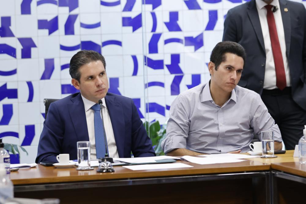 Hugo Motta indica cearense Domingos Neto para relatar proposta de reforma política