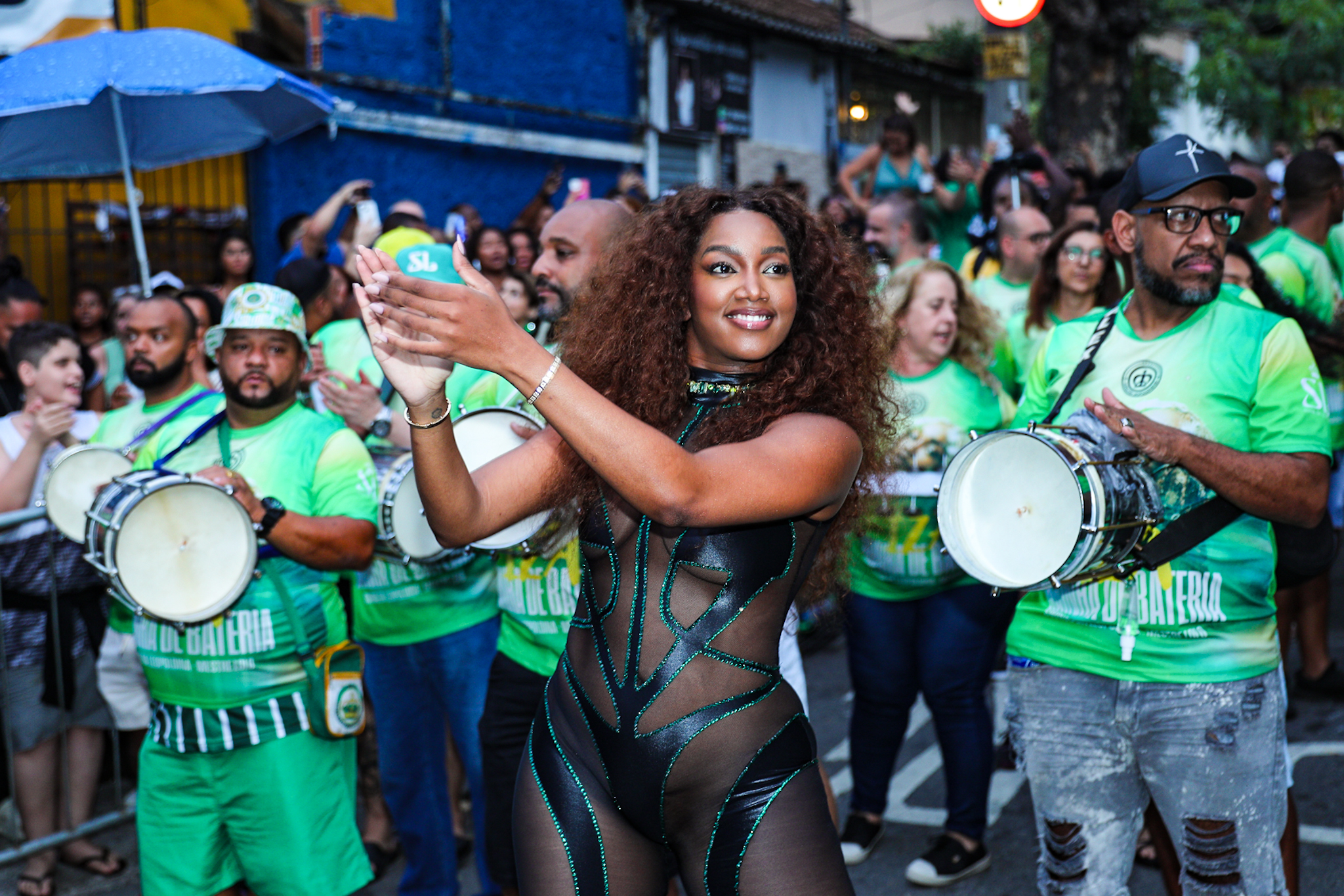 IZA transforma ensaio de rua da Imperatriz Leopoldinense em espetáculo de ritmo e estilo
