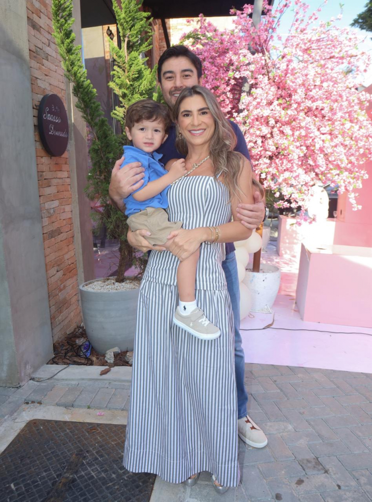 Karin Sato E Família