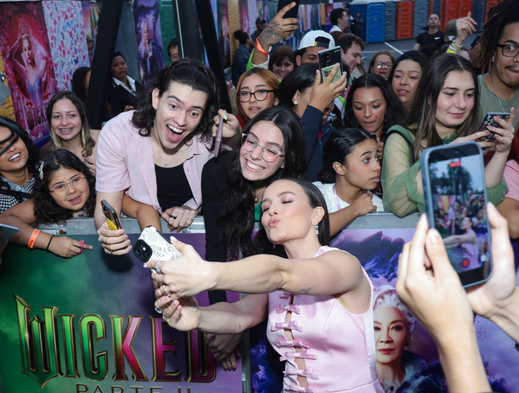 Larissa Manuela Atende Fãs