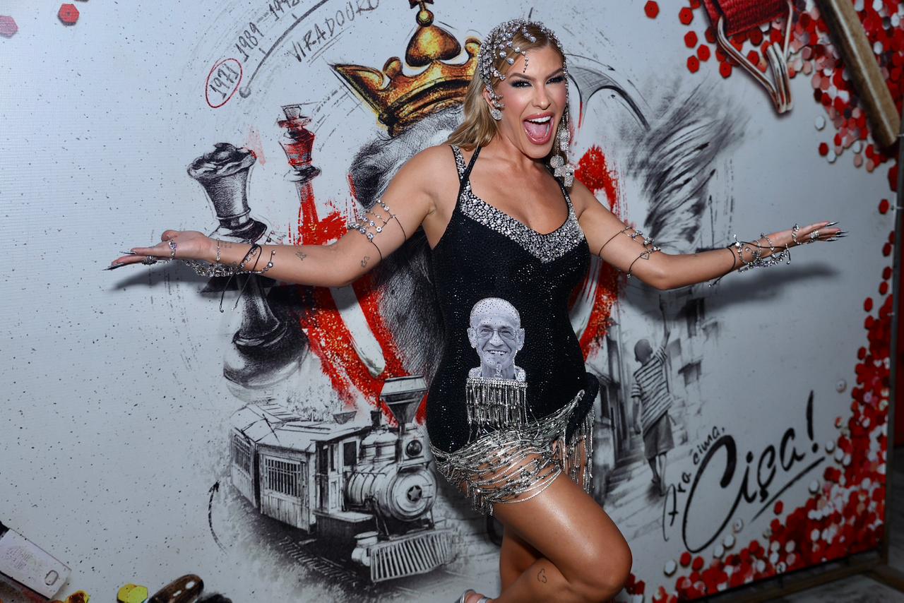 Lore Improta brilha no ensaio da Unidos da Viradouro com barriguinha à mostra, no Rio