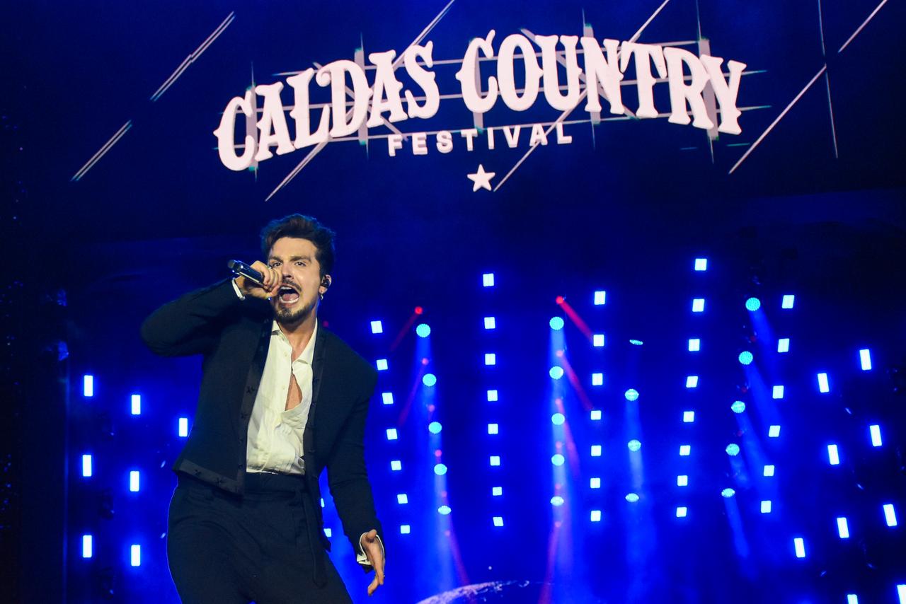 Famosos acompanham a primeira noite de festival country em Caldas Novas