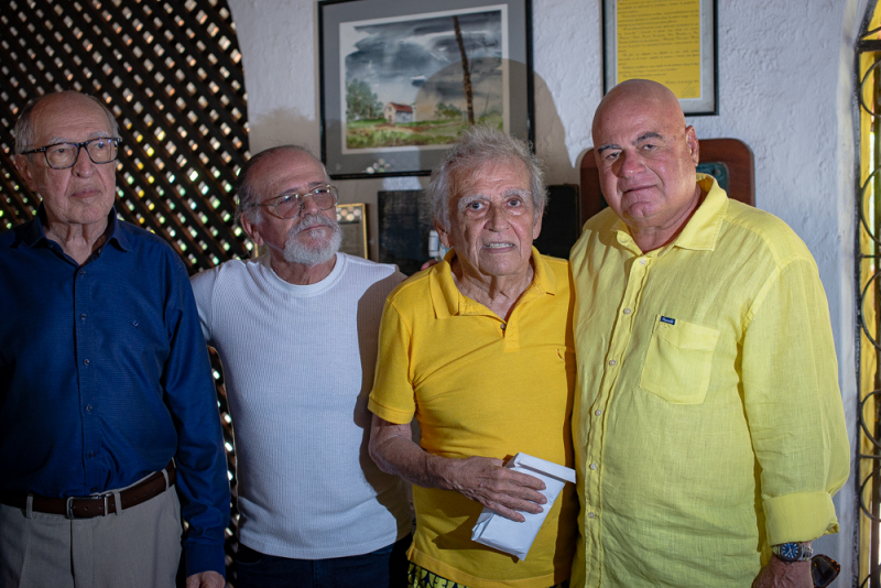 Escola Unidos do Natal - Lúcio Brasileiro homenageia Beto Studart com o diploma José Pompeu de Vasconcelos em seu almoço de fim de ano