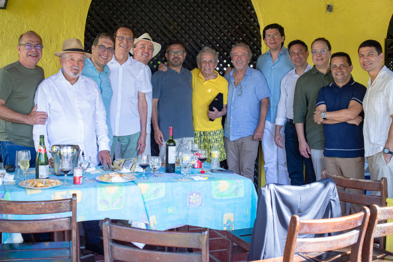 Escola Unidos do Natal - Lúcio Brasileiro homenageia Beto Studart com o diploma José Pompeu de Vasconcelos em seu almoço de fim de ano