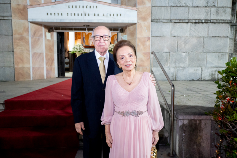 FESTA MEMORÁVEL - Lúcio Alcântara Neto e Giselle Furtado trocam alianças em cerimônia na Igreja do Líbano