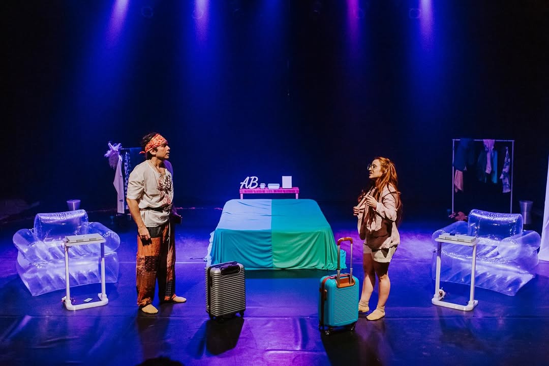 Comédia ‘Que coincidência é o amor’ encerra 2025 com apresentação única no Teatro Nadir Papi Saboya