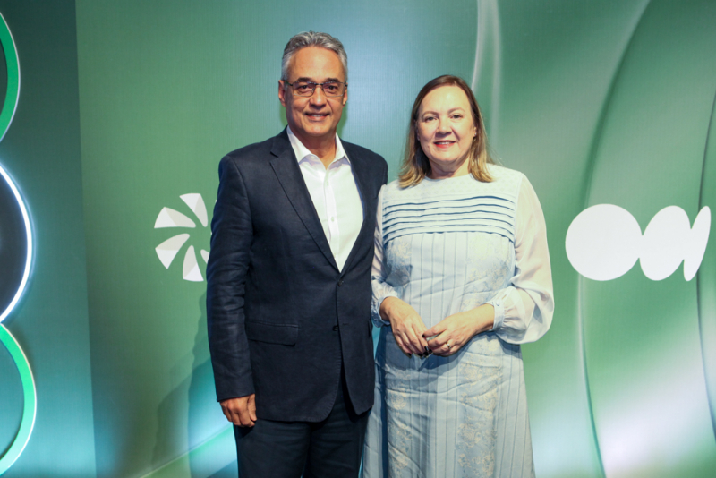 Noite inspiradora - Caco Barcellos conduz encontro do Sicredi Veredas com palestra sobre o impacto da cooperação