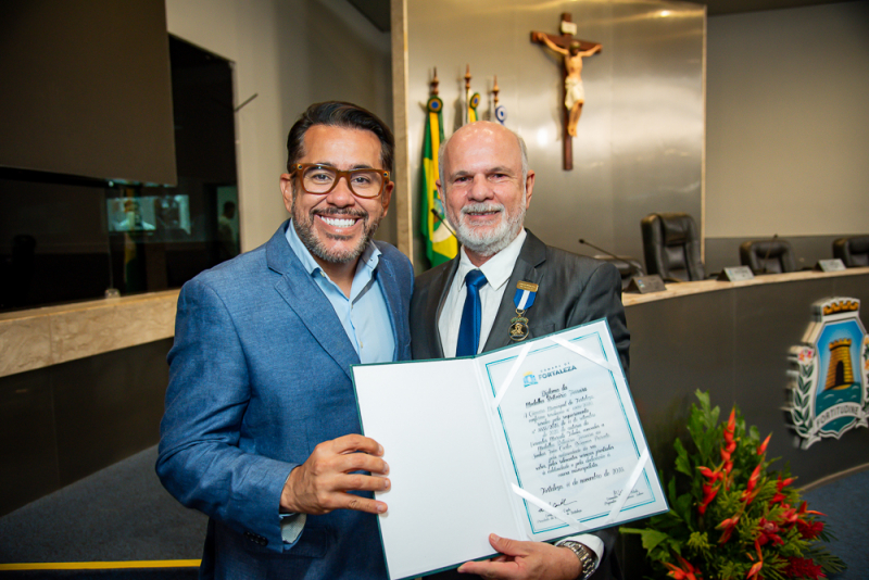 Reconhecimento público - João Carlos Diógenes Parente é agraciado com a Medalha Boticário Ferreira em sessão solene na CMFor